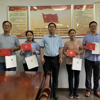 (告诉店员想买最新款笔记本电脑)向店员表达自己的愿望:购买市场上最新款式的笔记本电脑 (告诉店员想买最新款笔记本电脑)向店员表达自己的愿望:购买市场上最新款式的笔记本电脑