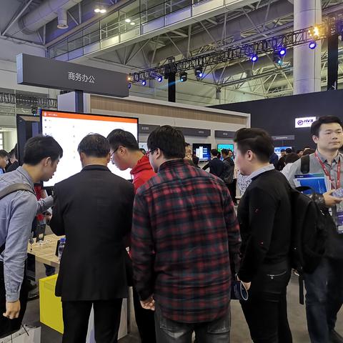 (告诉店员想买最新款笔记本电脑)向店员表达自己的愿望：购买市场上最新款式的笔记本电脑