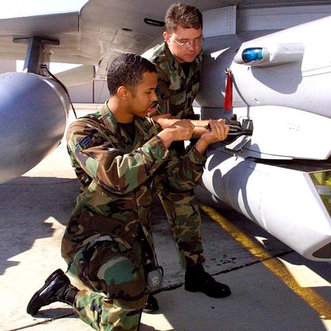 特种兵中的无影手：聚焦当代革新型狙击手如何依赖科技提升战场作战效率和准确度