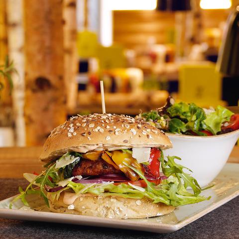 (汉堡小镇大厨游戏攻略)小镇大厨开的特色汉堡店,美味与创意交织,绝对让你回味无穷