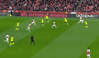 王牌足球7号9号:探索足球运动中不可或缺的中锋和边锋的关键角色与战略价值