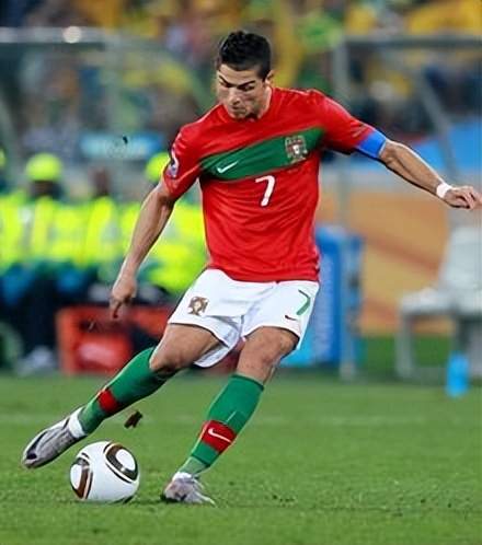 (历代足球巨星)足坛历史50大巨星排名:探寻足球界的传奇人物与不朽传奇! (历代足球巨星)足坛历史50大巨星排名:探寻足球界的传奇人物与不朽传奇!