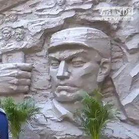 (小心火烛 下一句)小心火烛前面一句:别让烛光照亮你的错觉,保持警惕和谨慎。